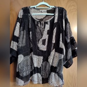 DANIEL RAINN Ladies Pullover Blouse Size Large Short Sleeves.